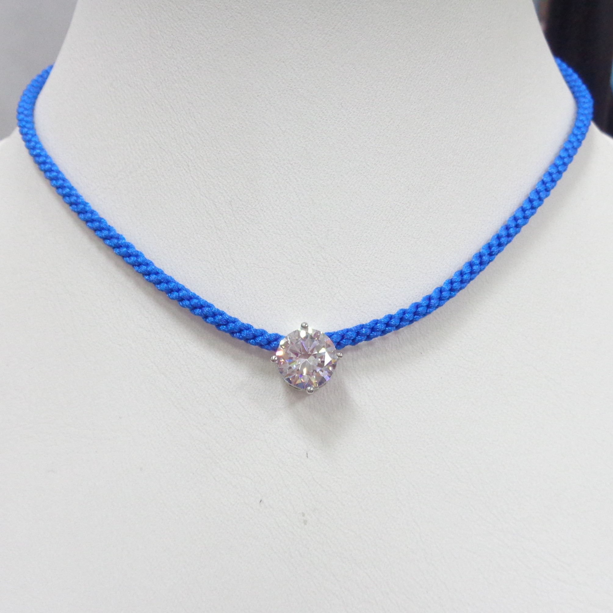 Серебряное колье с фианитом на шнурке